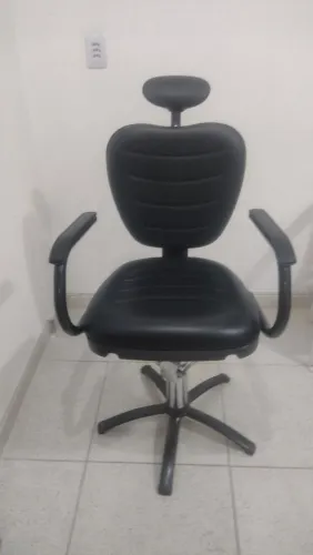 Cadeira giratória Dompel para Barbeiros/Salão de Beleza