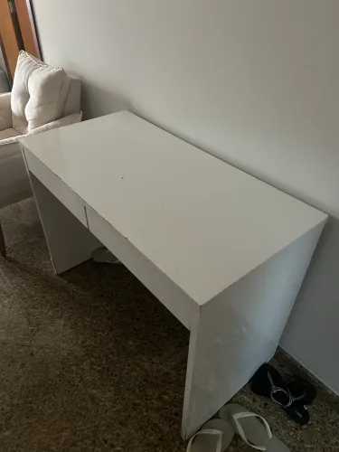 Mesa com gavetas 