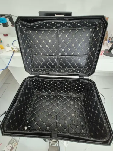Vendo bau de moto semi novo!! Cabe 2 capace ja vai com suporte!!tes.
