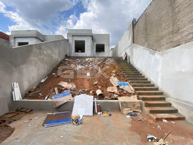 Casa em Construção à Venda no Bairro Das Oliveiras em Divinópolis MG.