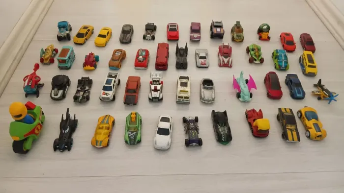 Carrinhos Hot Wheels 3 por R$ 20.00. Escolha seus modelos