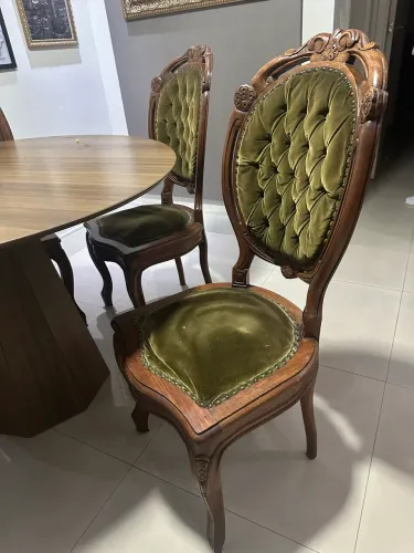 Mesa de jantar com cadeiras medalhao colonial capitone