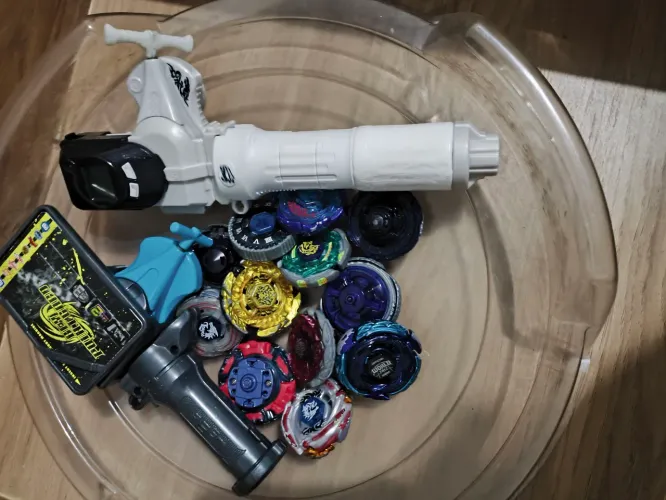 Coleção de Beyblade Takara Tomy e hasbro