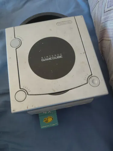 Game cube, somente console sem cabos e controle.