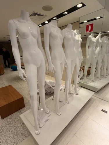 3 manequins femininos com base de acrílico