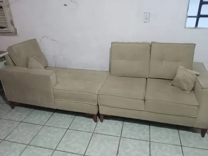 UM GRANDE SOFÁ DE VELUDO COR BERGE SUPER CONFORTÁVEL 5 LUGARES