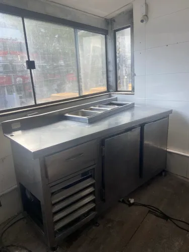 Balcão refrigerado com cuba de condimentos