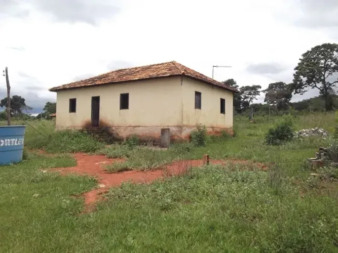 Baixadão de 15 hectares, com casa antiga, córrego nos fundos, Serra do Cipó.