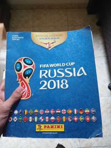 Álbum copa 2018 (pouco rasgos) incompleto