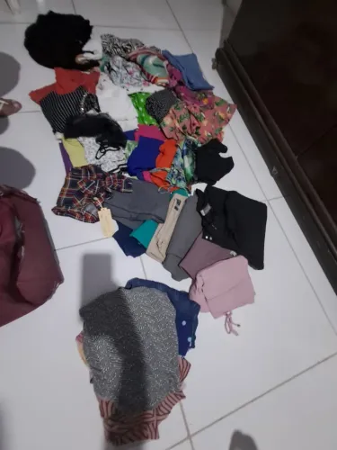 Lote de roupas com 42 peças