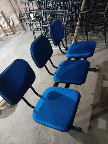 Longarinas de três lugares na cor azul e preto