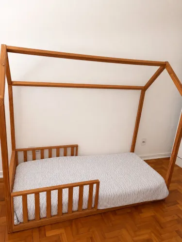Cama infantil montessoriana e acompanha colchão
