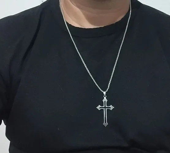 Colar com crucifixo em Titânio. 