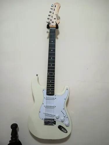 Guitarra Vintage Creme: *