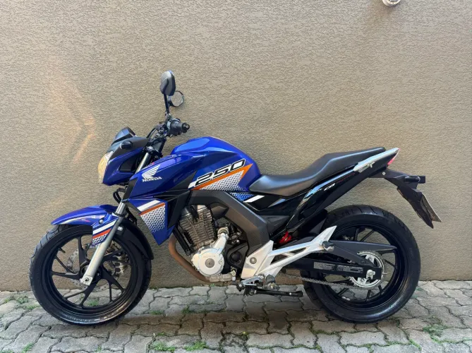 Honda Twister 250 - 2022 - 12 mil KM