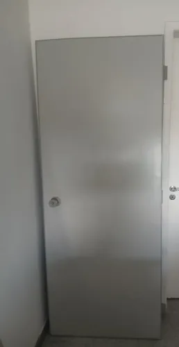 Porta eucatex cinza