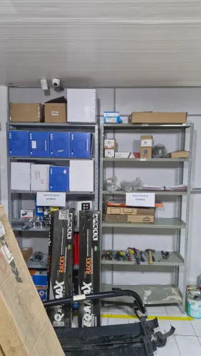 Armários em Aço, Carrinho de Ferramenta e Bancadas