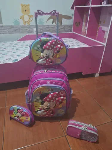 Mochila infantil da Minnie: com lancheira mais 2 estojos.