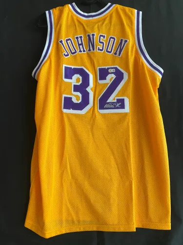 Jersey Magic Johnson autografada com certificado Beckett