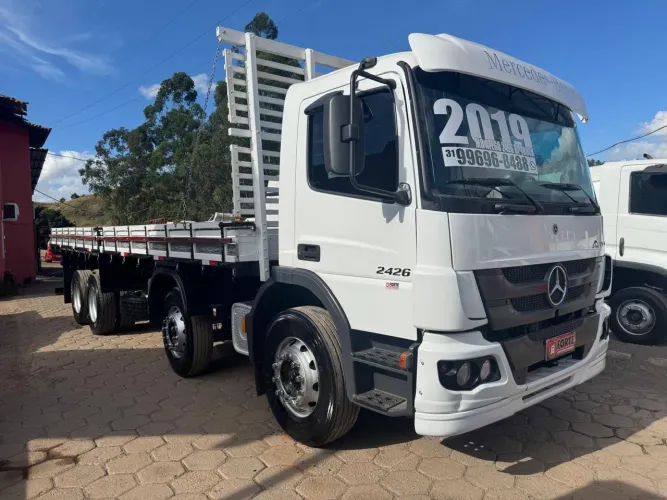 MB ATEGO 2426 BI-TRUCK COM CARROCERIA