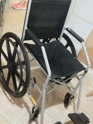 Venda de cadeira de rodas e andador em perfeito estado