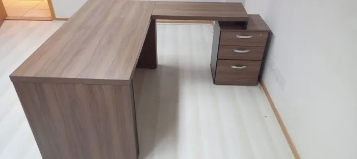 MESA DE ESCRITÓRIO COM GAVETEIRO, A VENDA!