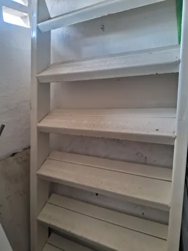 Escada de aço,  105 cm de largura por 208cm  de comprimento.