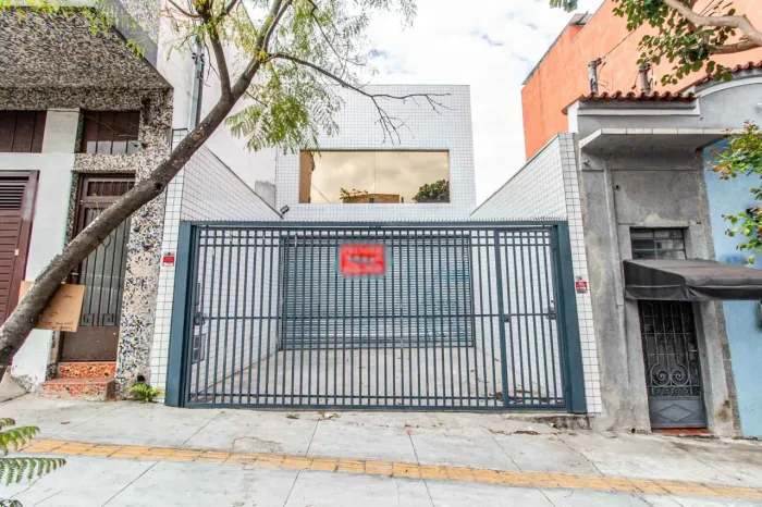 Loja na Rua Orfanato, 632 180 m²