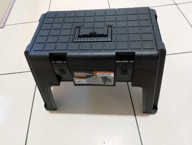 Banqueta maleta multiuso, com trava plástica.<br>R$100,00.