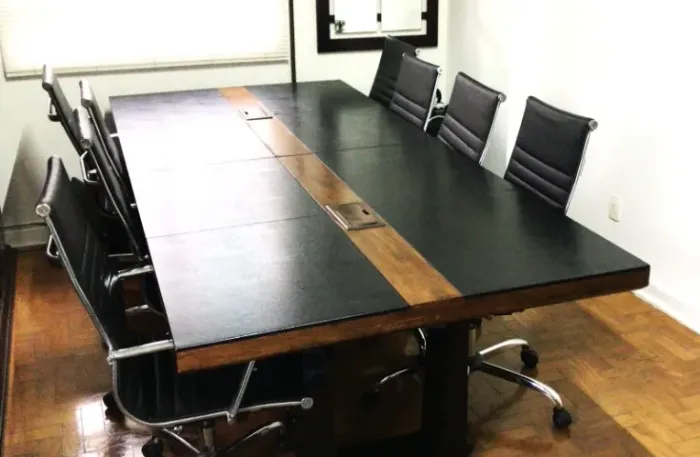 Mesa USADA de reunião 8-10 lugares com caixas de tomada acompanha 8 cadeiras  Norma NR17 