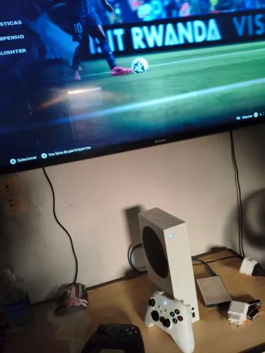 Xbox Séries S com 2 controles + HD externo de 1TB