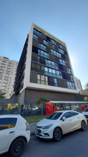 MOINHOS IMOBILIÁRIA aluga amplo STUDIO com garagem e depósito junto a 24 de Outubro