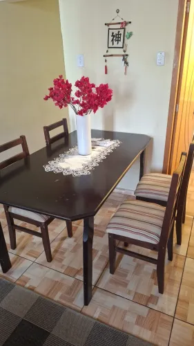 Mesa de sala com 6 cadeiras todas fo?radas