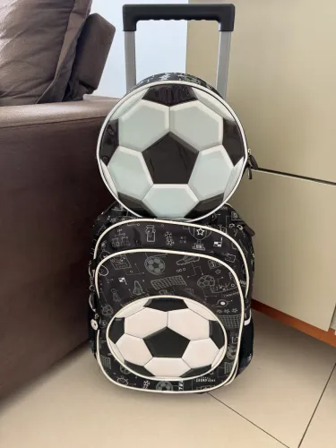 MOCHILA E LANCHEIRA FUTEBOL ?
