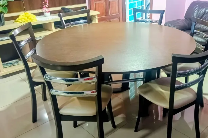 Vendo mesa grande com 6 cadeiras