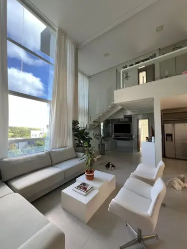 Casa para locação tem 330m² com 5/4 em Alphaville (Abrantes) - Camaçari - BA