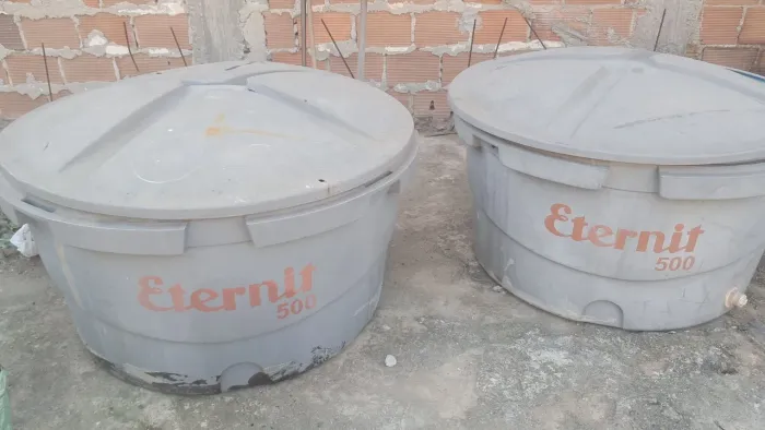 2 Caixas de água 500 litros Eternit c tampa.