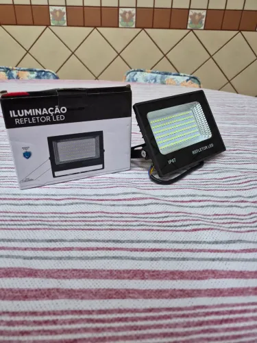 Refletor de LED Bivolt 100W Para Jardim e Fachada