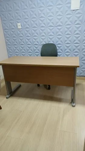 Mesa de escritório com cadeira