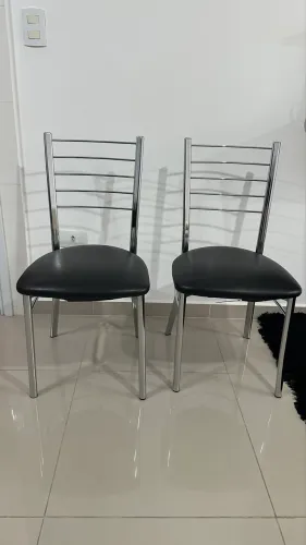 Cadeira em aço reforçado