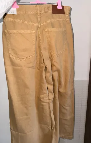Roupas novas na etiqueta Zara