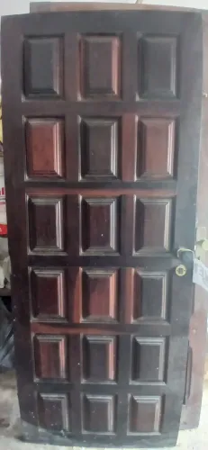 Portas de jatoba, de 2metros por 80 cm e a outra de 2,10 metrô por 80. Em Campina Grande