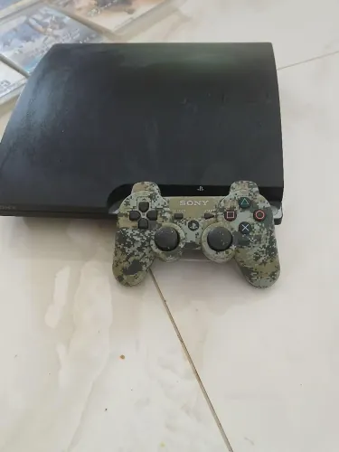 Ps3 com 2 controles e 20 jogos !!! Atenção ele fica ligando e desligando 