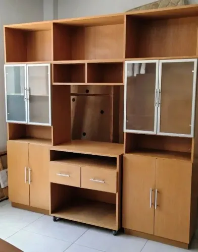 Estante com portas de vidro e móvel para tv com rodízios