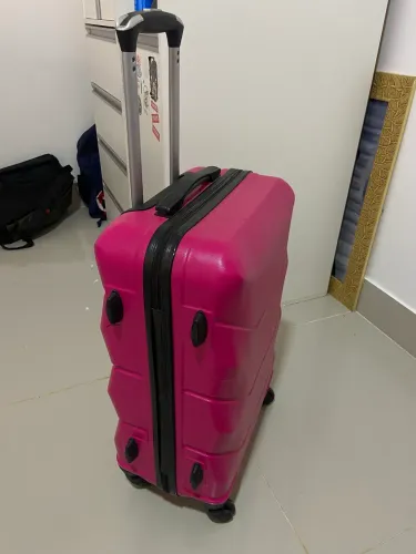Mala de viagem rosa semi nova - leve e espaçosa