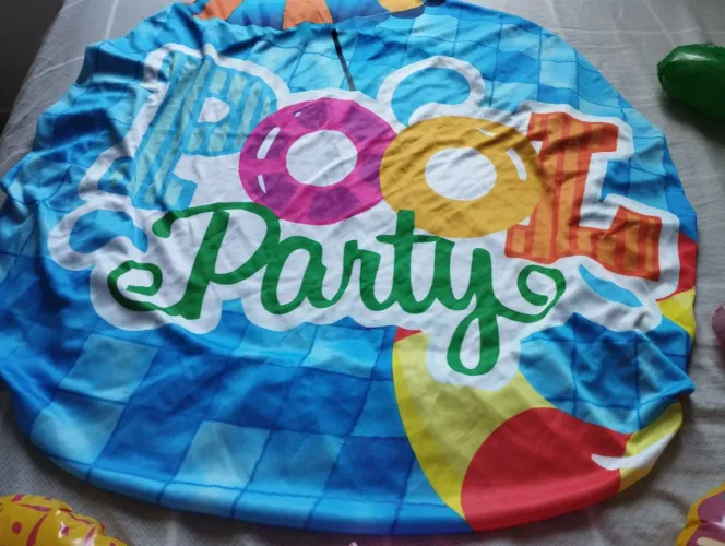 Painel sublimado Pool Party 80 cm + 5 porta copos infláveis. Tudo como novo.