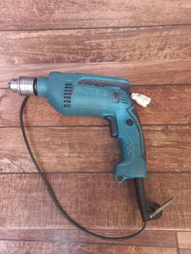Furadeira makita