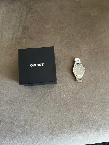 Relógio Orient Quartz vidro de safira, largura slim e aço inox