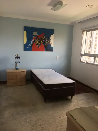 Quarto para moça ao lado do Castelinho