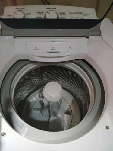 Vende se uma máquina  brastemp  11kg. Preço  a negociar  99115.98.35 falar  .Elisângela 
